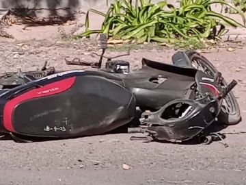 Perdió el control de su moto, se cruzó de carril y murió al estrellarse con un árbol