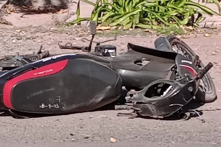 Perdió el control de su moto, se cruzó de carril y murió al estrellarse con un árbol