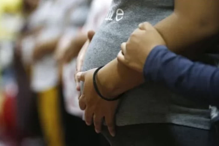 Embarazo adolescente cayó un 60% entre 2014 y 2021