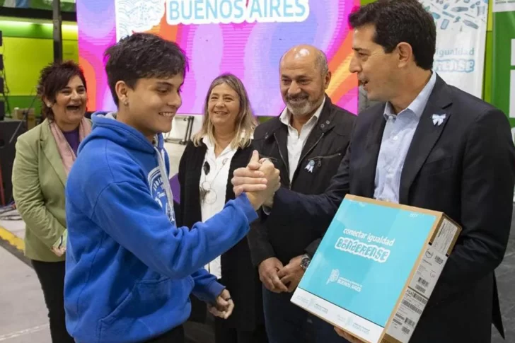 Repudio y revuelo por el trato discriminatorio a De Pedro por su tartamudez