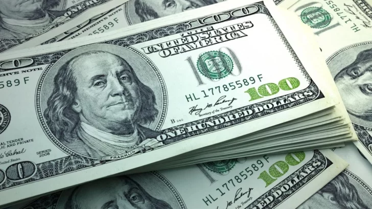 El dólar blue saltó tres pesos, trepó hasta los $489 y en San Juan se negoció a $500