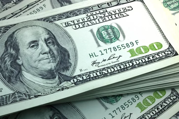 El dólar blue operó con un incremento de un peso, a $472 por unidad