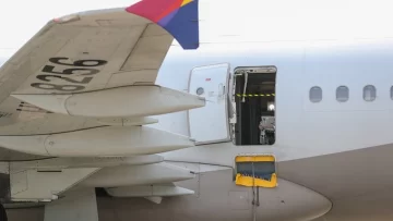 Un pasajero abrió la puerta de emergencia de un avión en pleno vuelo: hay 12 heridos Un pasajero abrió la puerta de emergencia de un avión en pleno vuelo: hay 12 heridos