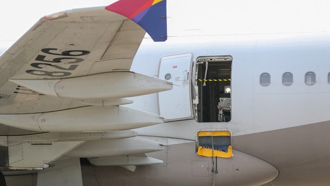 Un pasajero abrió la puerta de emergencia de un avión en pleno vuelo: hay 12 heridos Un pasajero abrió la puerta de emergencia de un avión en pleno vuelo: hay 12 heridos