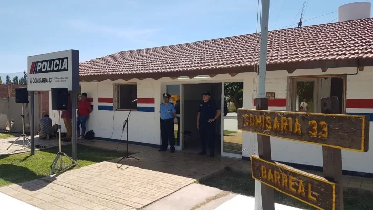 Asaltan una carnicería en Barreal y huyen con $2.500.000 después de maniatar al dueño Asaltan una carnicería en Barreal y huyen con $2.500.000 después de maniatar al dueño