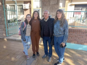 Tres generaciones cumpliendo el deber cívico Tres generaciones cumpliendo el deber cívico
