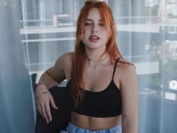 Coti Romero, en blanco y negro con un look súper jugado Coti Romero, en blanco y negro con un look súper jugado