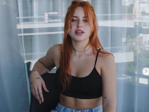 Coti Romero, en blanco y negro con un look súper jugado Coti Romero, en blanco y negro con un look súper jugado