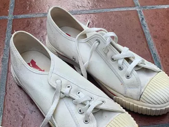 Puso a la venta zapatillas decoradas con dientes “humanos” y desató una polémica Puso a la venta zapatillas decoradas con dientes “humanos” y desató una polémica