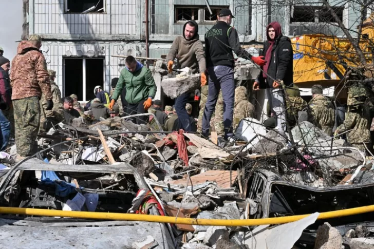 Una nueva ola de ataques rusos en Ucrania dejó un muerto y 37 heridos