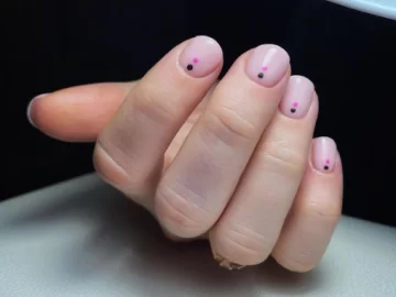 Uñas con puntos, la última moda en manicura: 7 diseños para atreverse