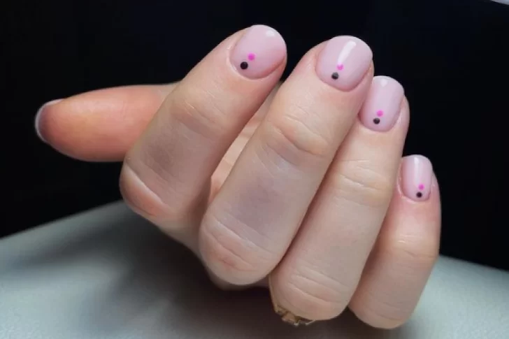 Uñas con puntos, la última moda en manicura: 7 diseños para atreverse