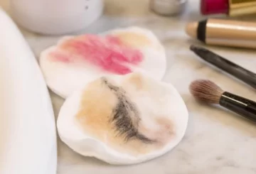 Los 7 errores más comunes a la hora de desmaquillarte y cómo hacerlo bien Los 7 errores más comunes a la hora de desmaquillarte y cómo hacerlo bien