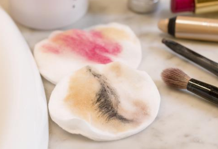 Los 7 errores más comunes a la hora de desmaquillarte y cómo hacerlo bien Los 7 errores más comunes a la hora de desmaquillarte y cómo hacerlo bien