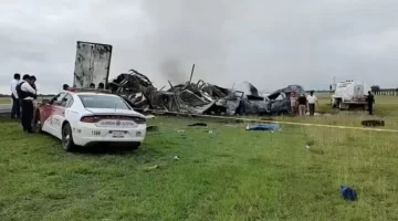 Terrible accidente en México entre una camioneta y un tráiler: al menos 26 muertos Terrible accidente en México entre una camioneta y un tráiler: al menos 26 muertos