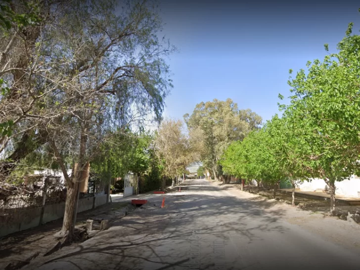 Perdió el control y chocó con su camioneta contra la pared de una empresa Perdió el control y chocó con su camioneta contra la pared de una empresa