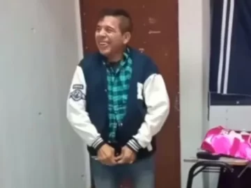 Alumnos le hicieron un regalo a su profesor y él se emocionó: “Nunca tuve una” Alumnos le hicieron un regalo a su profesor y él se emocionó: “Nunca tuve una”