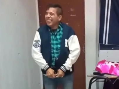 Alumnos le hicieron un regalo a su profesor y él se emocionó: “Nunca tuve una” Alumnos le hicieron un regalo a su profesor y él se emocionó: “Nunca tuve una”