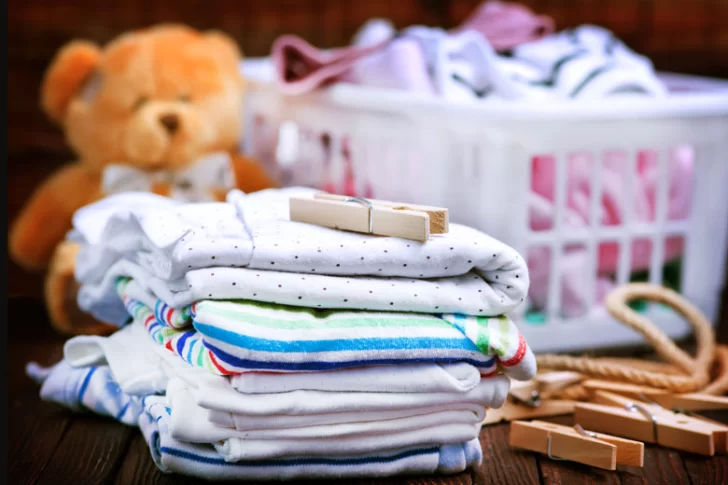 Cómo lavar la ropa de un bebé recién nacido para proteger su piel