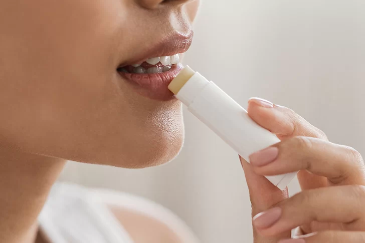 ANMAT prohibió unos bálsamos labiales: las marcas señaladas
