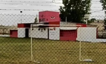 Un nene de 14 años fue a jugar al fútbol con amigos, se le cayó el arco en el pecho y murió Un nene de 14 años fue a jugar al fútbol con amigos, se le cayó el arco en el pecho y murió