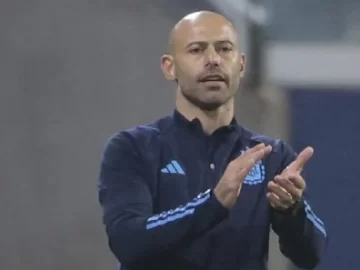 Un santiagueño chocó por quedarse mirando a Mascherano y el video se volvió viral Un santiagueño chocó por quedarse mirando a Mascherano y el video se volvió viral