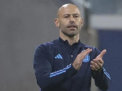 Un santiagueño chocó por quedarse mirando a Mascherano y el video se volvió viral Un santiagueño chocó por quedarse mirando a Mascherano y el video se volvió viral