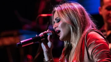 Karina La Princesita se puso un top abierto que dejó al descubierto su delantera