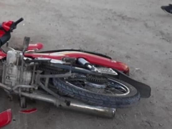 Perdió el control de su moto y chocó contra un pilar: sufrió importantes heridas Perdió el control de su moto y chocó contra un pilar: sufrió importantes heridas