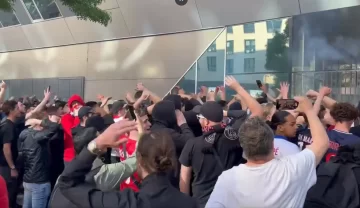 Hinchas del PSG se autoconvocaron en la sede del club para insultar a Messi Hinchas del PSG se autoconvocaron en la sede del club para insultar a Messi
