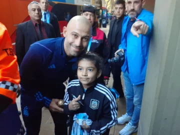 Raisa, la sanjuanina de 8 años que juega al fútbol y le entregó un regalo a Mascherano Raisa, la sanjuanina de 8 años que juega al fútbol y le entregó un regalo a Mascherano