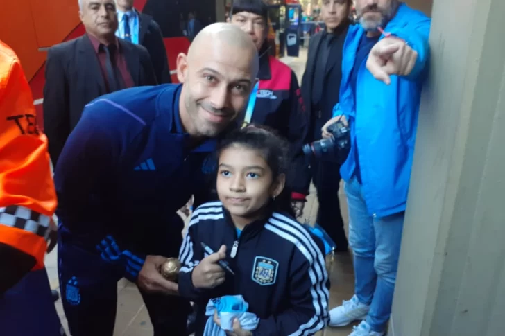Raisa, la sanjuanina de 8 años que juega al fútbol y le entregó un regalo a Mascherano
