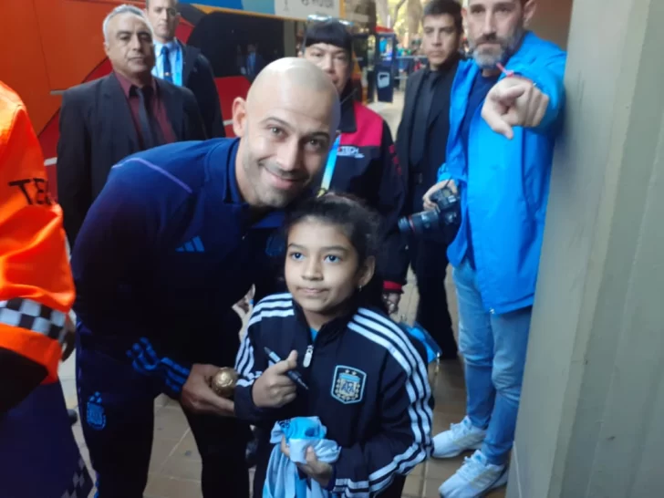 Raisa, la sanjuanina de 8 años que juega al fútbol y le entregó un regalo a Mascherano Raisa, la sanjuanina de 8 años que juega al fútbol y le entregó un regalo a Mascherano