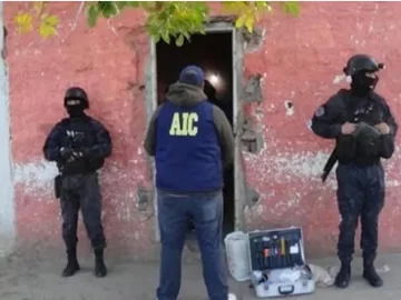 A un policía se le escapó un tiro y mató a un amigo por accidente: de la impotencia se quitó la vida A un policía se le escapó un tiro y mató a un amigo por accidente: de la impotencia se quitó la vida