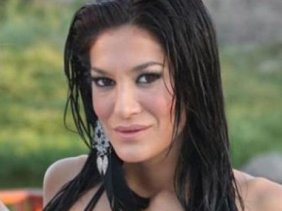 Silvina Escudero no se resigna a que terminó el verano y subió fotos en “ultra-mini” bikini