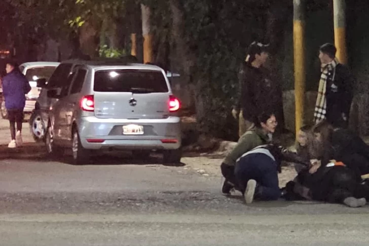 Un motociclista terminó herido tras ser atropellado por un auto en Santa Lucía