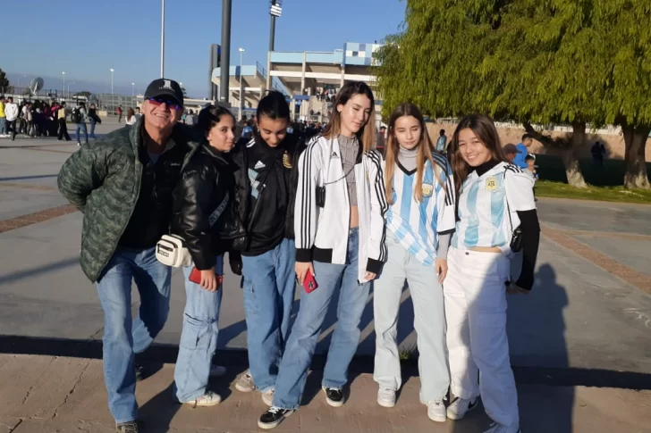 Llegaron desde Buenos Aires para alentar a la Sub-20 y hacer un tour por la ciudad