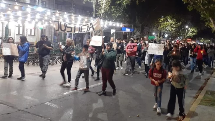 Al grito de “justicia”, padres de alumnos del Colegio Luján marcharon en Plaza 25 Al grito de “justicia”, padres de alumnos del Colegio Luján marcharon en Plaza 25