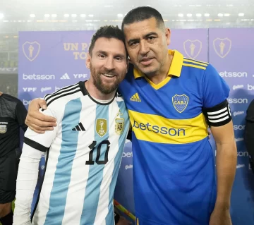 La última función de Riquelme fue a cancha repleta y rodeado de estrellas La última función de Riquelme fue a cancha repleta y rodeado de estrellas
