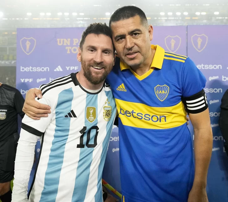 La última función de Riquelme fue a cancha repleta y rodeado de estrellas La última función de Riquelme fue a cancha repleta y rodeado de estrellas