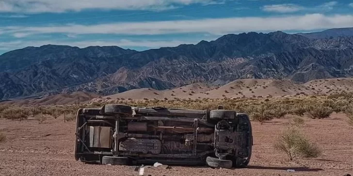 Falleció un hombre al volcar una camioneta del Ministerio de Minería Falleció un hombre al volcar una camioneta del Ministerio de Minería