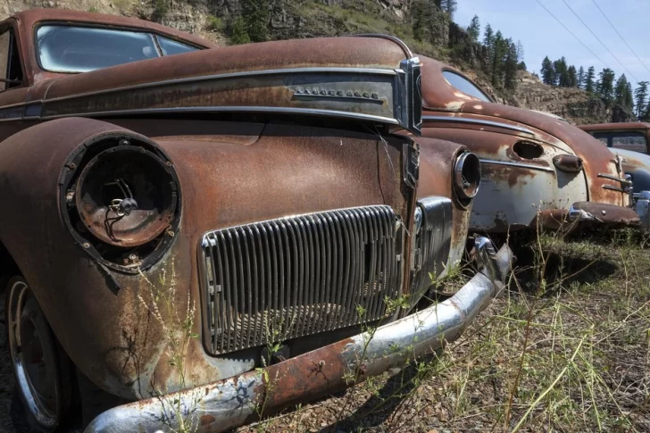 [VIDEO] Hallan un coche retro y lo lavan por primera vez en 42 años