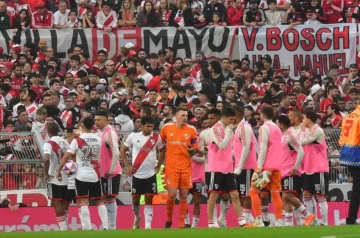 Tragedia en el Monumental: un hincha murió tras caer de la tribuna Tragedia en el Monumental: un hincha murió tras caer de la tribuna