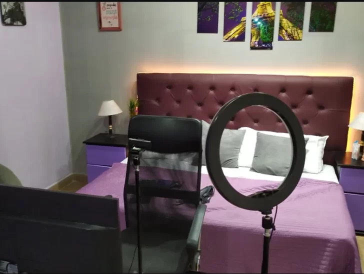 Modelo de streaming eróticos fue abusada por un compañero del trabajo Modelo de streaming eróticos fue abusada por un compañero del trabajo