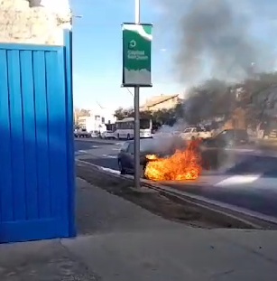 [VIDEO] Se incendió un auto sobre Avenida Central y hubo problemas en el tránsito