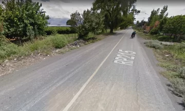 Perdió el control y terminó con su Hilux en un desagüe Perdió el control y terminó con su Hilux en un desagüe