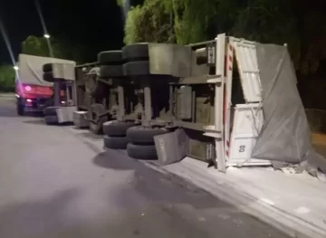 Camionero sanjuanino manejaba borracho y volcó con 800 bolsas de harina en el parque de Mendoza Camionero sanjuanino manejaba borracho y volcó con 800 bolsas de harina en el parque de Mendoza