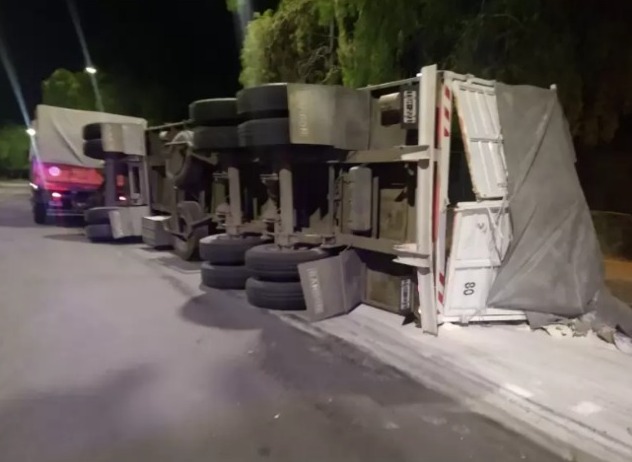 Camionero sanjuanino manejaba borracho y volcó con 800 bolsas de harina en el parque de Mendoza Camionero sanjuanino manejaba borracho y volcó con 800 bolsas de harina en el parque de Mendoza