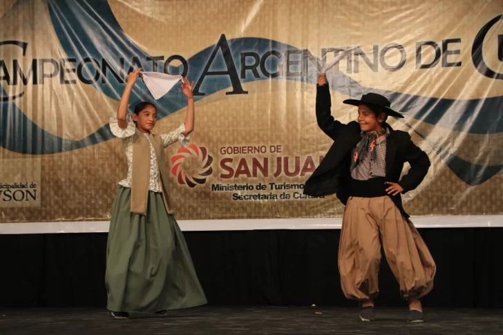 Siga el baile, siga el baile… Siga el baile, siga el baile…