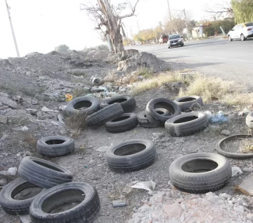 Reclamo vecinal por el costado de una calle que se convirtió en un basural